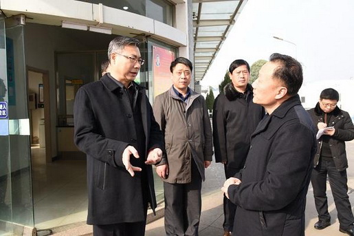 市长陈冰冰一行看望慰问安庆港华加气站员工