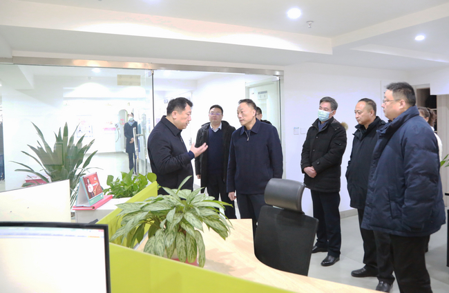 市长张君毅一行看望慰问燃气工作人员