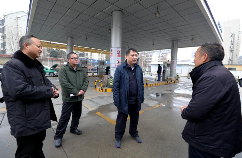 市长张君毅一行看望慰问燃气工作人员
