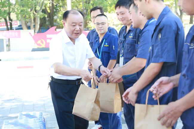安庆市总工会至安庆港华开展“送清凉”慰问活动