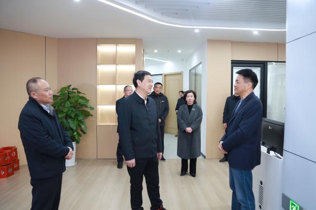 市人大常委会主任周东明莅临安庆港华开展新春慰问